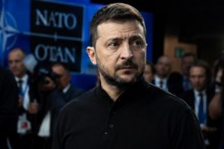 „Zelenskyj pohřbívá vlastní zemi v přímém přenosu,“ tvrdí analytik. Rozšifroval význam oblečení, které nosí už tři roky